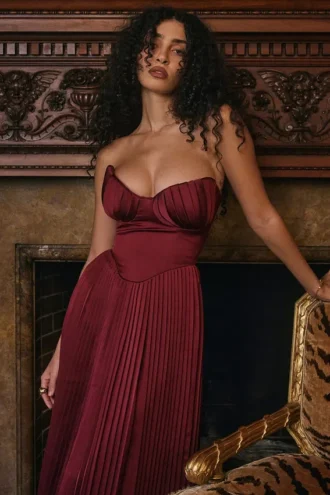 Marcella Berry Plissee-Satin-Maxikleid