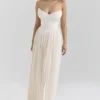 Marcella – Maxikleid aus elfenbeinfarbenem Georgette mit Falten