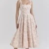 Mariabella Cremefarbenes Midi-Sommerkleid aus Baumwolle mit Blumenprint Mariabella Cremefarbenes Midi-Sommerkleid aus Baumwolle mit Blumenprint