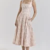 Mariabella Cremefarbenes Midi-Sommerkleid aus Baumwolle mit Blumenprint Mariabella Cremefarbenes Midi-Sommerkleid aus Baumwolle mit Blumenprint