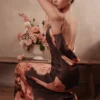 Mariamma Dunkelbraunes Maxikleid aus Satin mit Blumenprint Mariamma Dunkelbraunes Maxikleid aus Satin mit Blumenprint