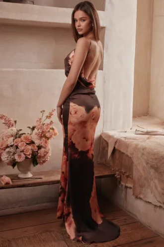 Mariamma Dunkelbraunes Maxikleid aus Satin mit Blumenprint