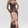 Mariamma Dunkelbraunes Maxikleid aus Satin mit Blumenprint Mariamma Dunkelbraunes Maxikleid aus Satin mit Blumenprint
