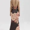 Mariamma Dunkelbraunes Maxikleid aus Satin mit Blumenprint Mariamma Dunkelbraunes Maxikleid aus Satin mit Blumenprint