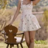 Marianella Mini-Kleid aus Stretch-Baumwolle mit cremefarbenem Rosenprint Marianella Mini-Kleid aus Stretch-Baumwolle mit cremefarbenem Rosenprint