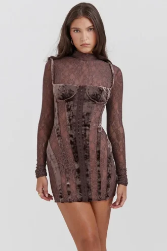 Marica Braunes Korsetts-Kleid aus Samt und Spitze