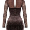 Marica Braunes Korsetts-Kleid aus Samt und Spitze Marica Braunes Korsetts-Kleid aus Samt und Spitze