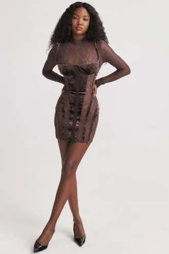 Marica Braunes Korsetts-Kleid aus Samt und Spitze