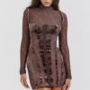 Marica Braunes Korsetts-Kleid aus Samt und Spitze Marica Braunes Korsetts-Kleid aus Samt und Spitze