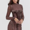 Marica Braunes Korsetts-Kleid aus Samt und Spitze Marica Braunes Korsetts-Kleid aus Samt und Spitze