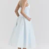 Marilyn Midi-Sommerkleid aus weichem blauem Baumwolltwill mit Neckholder Marilyn Midi-Sommerkleid aus weichem blauem Baumwolltwill mit Neckholder
