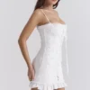 Marlene Weißes Minikleid aus Baumwolle mit Broderie Anglais Marlene Weißes Minikleid aus Baumwolle mit Broderie Anglais
