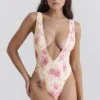 Martinique Bademode mit Blumenprint und tiefem Ausschnitt Martinique Bademode mit Blumenprint und tiefem Ausschnitt