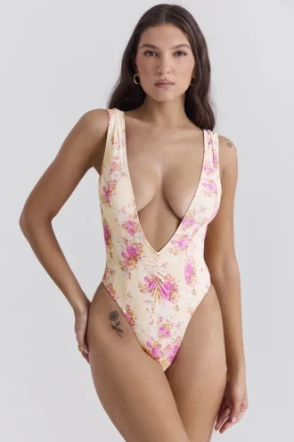 Martinique Bademode mit Blumenprint und tiefem Ausschnitt