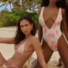 Martinique Bademode mit Blumenprint und tiefem Ausschnitt Martinique Bademode mit Blumenprint und tiefem Ausschnitt