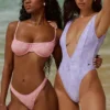 Martinique Lavendel-Paisley-Bademode mit tiefem Ausschnitt Martinique Lavendel-Paisley-Bademode mit tiefem Ausschnitt