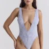 Martinique Lavendel-Paisley-Bademode mit tiefem Ausschnitt Martinique Lavendel-Paisley-Bademode mit tiefem Ausschnitt