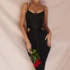 Maya Schwarzes Midi-Kleid mit Rüschen Maya Schwarzes Midi-Kleid mit Rüschen