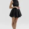 Melika Schwarzes, rückenfreies, besticktes Mini-Puffball-Kleid Melika Schwarzes, rückenfreies, besticktes Mini-Puffball-Kleid