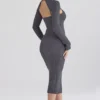Meliora Midi-Kleid aus anthrazitfarbenem Strick Meliora Midi-Kleid aus anthrazitfarbenem Strick