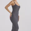 Meliora Midi-Kleid aus anthrazitfarbenem Strick Meliora Midi-Kleid aus anthrazitfarbenem Strick