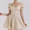 Melita Cremefarbenes Minikleid aus Chiffon mit Blumenprint und Puffärmeln Melita Cremefarbenes Minikleid aus Chiffon mit Blumenprint und Puffärmeln