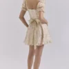 Melita Cremefarbenes Minikleid aus Chiffon mit Blumenprint und Puffärmeln Melita Cremefarbenes Minikleid aus Chiffon mit Blumenprint und Puffärmeln