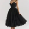 Midi-Kleid „Countess“ mit gerafftem Oberteil aus schwarzem Tüll Midi-Kleid „Countess“ mit gerafftem Oberteil aus schwarzem Tüll