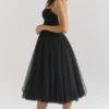 Midi-Kleid „Countess“ mit gerafftem Oberteil aus schwarzem Tüll Midi-Kleid „Countess“ mit gerafftem Oberteil aus schwarzem Tüll