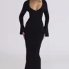 Mila Schwarzes Maxikleid mit Flötenärmeln Mila Schwarzes Maxikleid mit Flötenärmeln