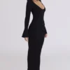 Mila Schwarzes Maxikleid mit Flötenärmeln Mila Schwarzes Maxikleid mit Flötenärmeln