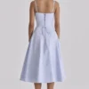 Millie Bluebell Midi-Sommerkleid aus Baumwolle mit Schnürung Millie Bluebell Midi-Sommerkleid aus Baumwolle mit Schnürung