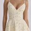 Millie – Midi-Sommerkleid aus Baumwolle mit Riemchen und Zitronenblumenmuster Millie – Midi-Sommerkleid aus Baumwolle mit Riemchen und Zitronenblumenmuster
