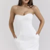 Mimi Weißes, trägerloses Minikleid aus Twill Mimi Weißes, trägerloses Minikleid aus Twill