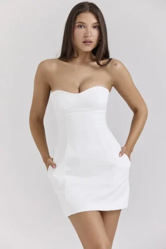 Mimi Weißes, trägerloses Minikleid aus Twill