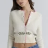 Mistle-Bow Cremefarbene Jacquard-Strickjacke Mistle-Bow Cremefarbene Jacquard-Strickjacke