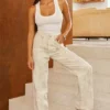 Mistress Rocks Cremefarbene Jeans mit verstaubtem Print und ausgefransten Säumen – Sale