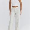 Mistress Rocks Cremefarbene Jeans mit verstaubtem Print und ausgefransten Säumen – Sale