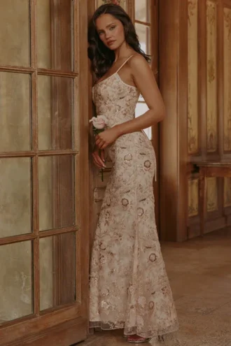 Naima Peach – Handbesticktes Korsetts-Maxikleid – Limited Edition