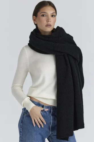 Nara Schwarzer Oversize-Schal aus Wolle mit Struktur
