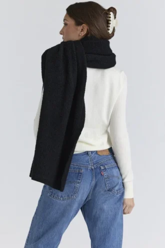 Nara Schwarzer Oversize-Schal aus Wolle mit Struktur