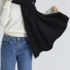 Nara Schwarzer Oversize-Schal aus Wolle mit Struktur