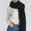Nara Schwarzer Oversize-Schal aus Wolle mit Struktur