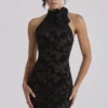 Natalya – Schwarzes Minikleid aus Spitze mit hohem Ausschnitt und abnehmbarem Schleifen