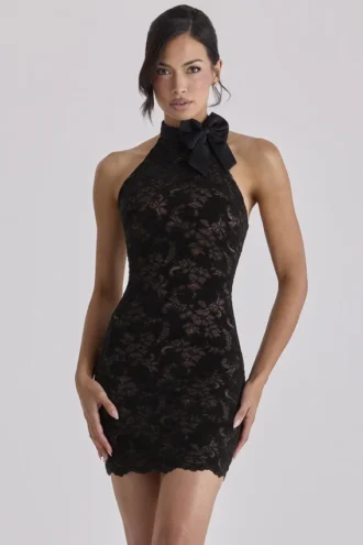 Natalya – Schwarzes Minikleid aus Spitze mit hohem Ausschnitt und abnehmbarem Schleifen Natalya – Schwarzes Minikleid aus Spitze mit hohem Ausschnitt und abnehmbarem Schleifen