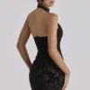 Natalya – Schwarzes Minikleid aus Spitze mit hohem Ausschnitt und abnehmbarem Schleifen