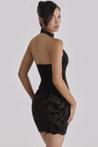 Natalya – Schwarzes Minikleid aus Spitze mit hohem Ausschnitt und abnehmbarem Schleifen Natalya – Schwarzes Minikleid aus Spitze mit hohem Ausschnitt und abnehmbarem Schleifen