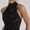 Natalya – Schwarzes Minikleid aus Spitze mit hohem Ausschnitt und abnehmbarem Schleifen