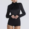 Neneh – Schwarzer Satin-Bodys mit hohem Kragen und langen Ärmeln Neneh – Schwarzer Satin-Bodys mit hohem Kragen und langen Ärmeln