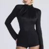Neneh – Schwarzer Satin-Bodys mit hohem Kragen und langen Ärmeln Neneh – Schwarzer Satin-Bodys mit hohem Kragen und langen Ärmeln